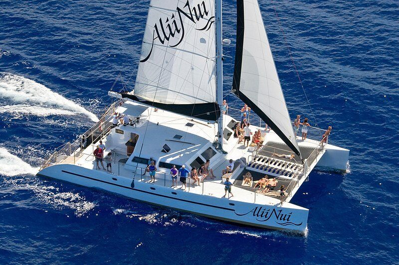 alii-nui-under-sail