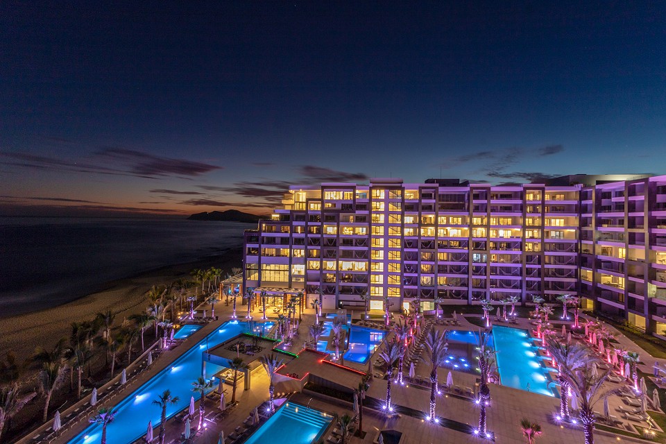 Garza Blanca at night